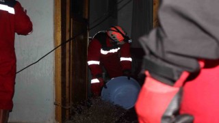 Su basan evleri temizlemek için canla başla çalıştılar
