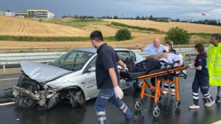 Su birikintisine kapılan araç bariyerlere çarptı: 2 yaralı