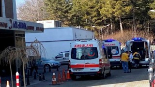 Su taşkınında kontrolden çıkan minibüs devrildi: 6 yaralı