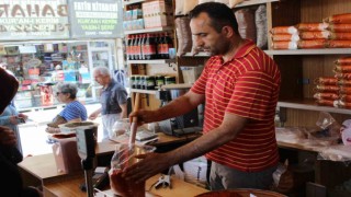 Sucuk içini yoğururken dikkat: Su koymak ekşime ihtimalini yükseltiyor