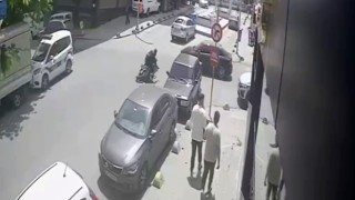 Sultangazide feci kaza kamerada: Motosikletlinin kaskı kafasından fırladı