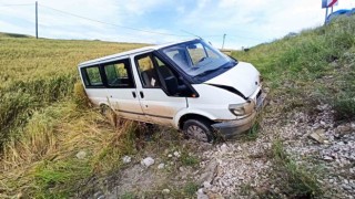 Sungurluda minibüs tarlaya uçtu: 1 ölü