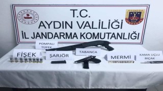 Şüphe üzerine durdurulan şahıslardan silah ele geçirildi