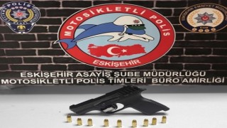 Şüpheli şahısların üzerinde tabanca ele geçirildi