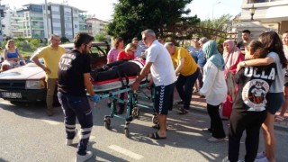 Sürücü adayının fren yerine gaza bastığı otomobil duvara çarparak durabildi