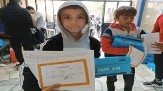Takdir alan öğrencilere ayakkabı hediyesi