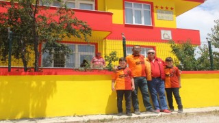 Takımı şampiyon olunca evini sarı-kırmızıya boyattı