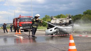 Takla atan otomobildeki 4 kişilik aile yara almadan kurtuldu