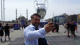 Taksim Meydanına getirilen dev UEFA Şampiyonlar Ligi kupası maketine yoğun ilgi