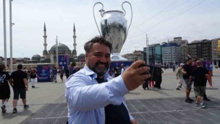 Taksim Meydanına getirilen dev UEFA Şampiyonlar Ligi kupası maketine yoğun ilgi