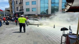 Taksim Meydanında seyir halindeki araç bir anda alev aldı