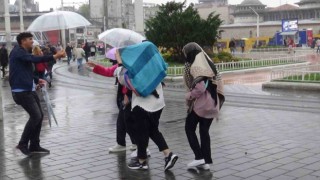Taksimde aniden bastıran yağış vatandaşlara zor anlar yaşattı