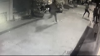 Taksimde gece kulübünde “bakma” dehşeti kamerada: Defalarca bıçakladı