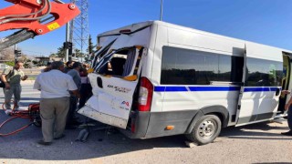 Tarsusta işçi servisi ile kamyon çarpıştı: 8 yaralı