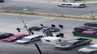 Tartıştığı kişiye sunrooftan vurmaya çalıştı, ilginç kavga kamerada