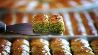Taş fırında pişen bayramlık baklavalar tezgahta