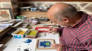 Taş mozaik ustası Kamanlıoğlu, çocuklara kodlama yöntemiyle taş mozaik sanatını öğretiyor