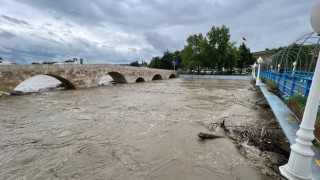 Taşköprüde tarihi köprü su debisinin yükselmesi nedeniyle trafiğe kapatıldı