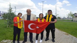 Taşoluklu güreşçiler çiçeklerle karşılandı