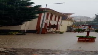 Tatil bölgesi sağanak yağışa teslim oldu