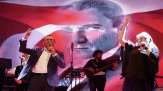 Teferic Şenliklerinde Suzan Kardeş ve Mesut Erginden İzmir Marşı sürprizi