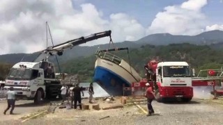 Tekneyi taşıyan vinç zinciri koptu, panik anları kameraya yansıdı