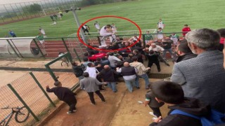 Tellere çıkan futbolcu, çivili kramponla taraftara böyle tekme attı