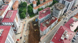 Temel kazısında toprak kaydı, 6 katlı bina tahliye edildi