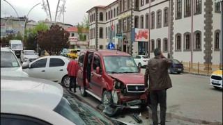 Ters yöne giren yabancı plakalı otomobil kazaya neden oldu