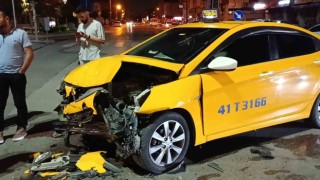 Ticari taksi ile otomobil kavşakta çarpıştı: 1 yaralı