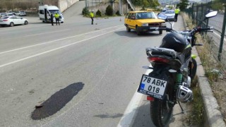 Ticari taksi motosikletle çarpıştı: 1 yaralı