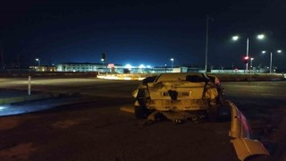 Tır kırmızı ışıkta bekleyen otomobile çarptı: 3 yaralı