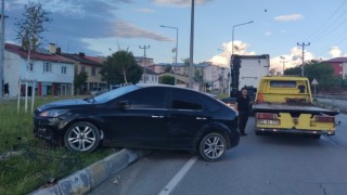 Tır, otomobili refüje sürükledi