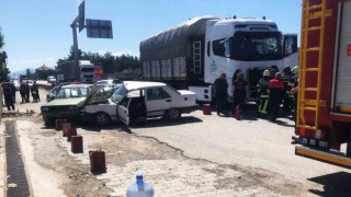 Tırın çarptığı otomobildeki yaşlı çifti ölüm ayırdı