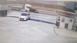 Tırın şerit değiştiren otomobile çarpıp devrildiği kaza kamerada