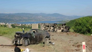 Tokatta otomobil ile kamyon kafa kafaya çarpıştı: 3 ölü, 2 ağır yaralı