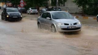 Tokatta sağanak caddeleri göle çevirdi