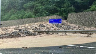 Trabzon-Gümüşhane karayolu sel sularının getirdiği taş ve çamur nedeniyle ulaşıma kapandı