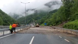 Trabzon-Gümüşhane karayolu yolu sel sularının getirdiği taş ve çamur nedeniyle ulaşıma kapandı