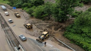 Trabzon-Gümüşhane karayolunda ulaşım sel sularının getirdiği taş ve çamur nedeniyle tek şeritten sağlanıyor