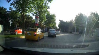 Trafiği tehlikeye atarak şerit değiştiren sürücü kameraya yansıdı