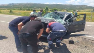 Trafik levhasına çarpan otomobil devrildi: 3 yaralı