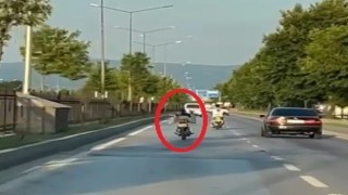 Trafikte tehlikeli yolculuk kameraya yansıdı: Yüzüstü uzanarak motosiklet sürdü