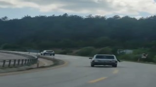 Trafikteki tehlikeli yolculuk kameraya yansıdı: Ayaklarını camdan sarkıttı