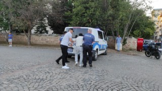 Tramvay durağında kavgaya karışan şahıs, müdahale eden güvenlik görevlisine saldırdı