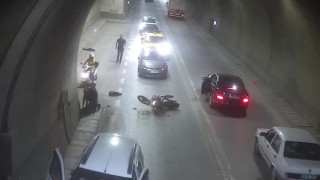 Tünelde motosiklet otomobile çarptı, baba oğul yaralandı