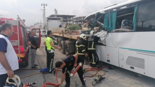 Tur midibüsü tıra arkadan çarptı: 1 ölü, Rus uyruklu 5 turist yaralı