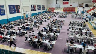 Türkiyenin dört bir yanından Kocaeliye gelen sporcular satranç turnuvasında ter döküyor