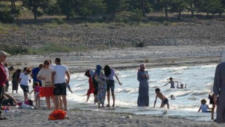Salda Gölü ziyaretçi akınına uğradı