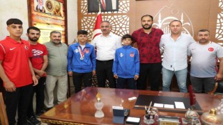 Turnuvadan başarıyla dönen sporculara altın hediyesi